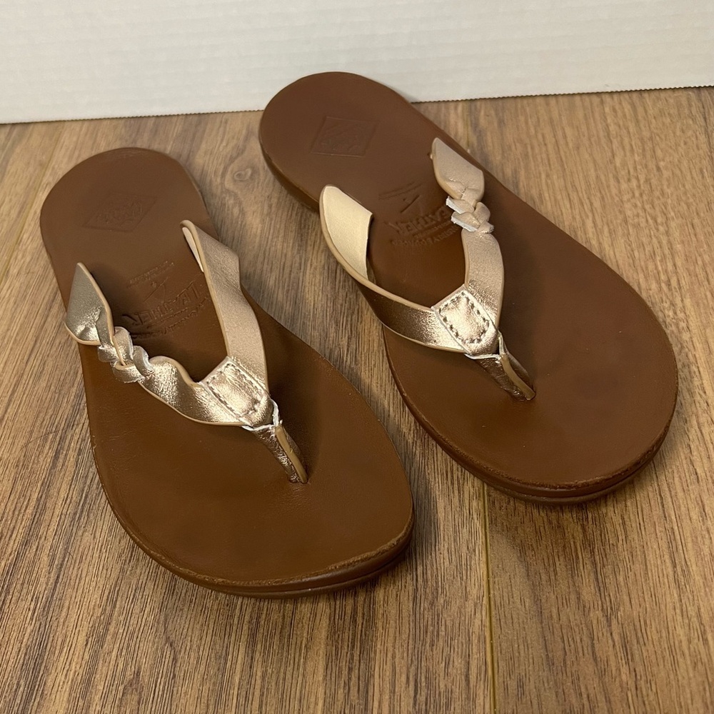Freewaters‎ Women’s Leather Sandals Size 6.5 Gold Braided Strap Flip Flops